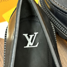 Louis Vuitton 男士乐福鞋,黑色压纹皮革鞋面,暗花 LV monogram 图案,金属马衔扣装饰,黑色锯 Louis Vuitton 男士乐福鞋,黑色压纹皮革鞋面,暗花 LV monogram 图案,金属马衔扣装饰,黑色锯