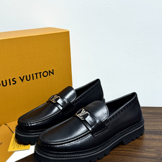 Louis Vuitton 男士乐福鞋,黑色压纹皮革鞋面,暗花 LV monogram 图案,金属马衔扣装饰,黑色锯 Louis Vuitton 男士乐福鞋,黑色压纹皮革鞋面,暗花 LV monogram 图案,金属马衔扣装饰,黑色锯