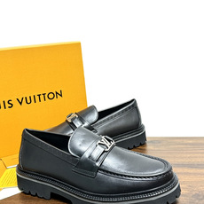 Louis Vuitton 男士乐福鞋,黑色压纹皮革鞋面,暗花 LV monogram 图案,金属马衔扣装饰,黑色锯 Louis Vuitton 男士乐福鞋,黑色压纹皮革鞋面,暗花 LV monogram 图案,金属马衔扣装饰,黑色锯