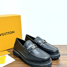 Louis Vuitton 男士乐福鞋,黑色压纹皮革鞋面,暗花 LV monogram 图案,金属马衔扣装饰,黑色锯 Louis Vuitton 男士乐福鞋,黑色压纹皮革鞋面,暗花 LV monogram 图案,金属马衔扣装饰,黑色锯