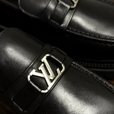 Louis Vuitton 男士乐福鞋,黑色压纹皮革鞋面,暗花 LV monogram 图案,金属马衔扣装饰,黑色锯 Louis Vuitton 男士乐福鞋,黑色压纹皮革鞋面,暗花 LV monogram 图案,金属马衔扣装饰,黑色锯
