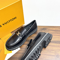 Louis Vuitton 男士乐福鞋,黑色压纹皮革鞋面,暗花 LV monogram 图案,金属马衔扣装饰,黑色锯 Louis Vuitton 男士乐福鞋,黑色压纹皮革鞋面,暗花 LV monogram 图案,金属马衔扣装饰,黑色锯