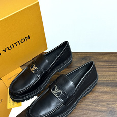 Louis Vuitton 男士乐福鞋,黑色压纹皮革鞋面,暗花 LV monogram 图案,金属马衔扣装饰,黑色锯 Louis Vuitton 男士乐福鞋,黑色压纹皮革鞋面,暗花 LV monogram 图案,金属马衔扣装饰,黑色锯