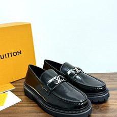 Louis Vuitton 男士乐福鞋,黑色压纹皮革鞋面,暗花 LV monogram 图案,金属马衔扣装饰,黑色锯 Louis Vuitton 男士乐福鞋,黑色压纹皮革鞋面,暗花 LV monogram 图案,金属马衔扣装饰,黑色锯