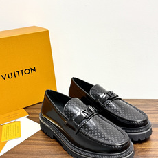 Louis Vuitton 男士乐福鞋,黑色压纹皮革鞋面,暗花 LV monogram 图案,金属马衔扣装饰,黑色锯 Louis Vuitton 男士乐福鞋,黑色压纹皮革鞋面,暗花 LV monogram 图案,金属马衔扣装饰,黑色锯