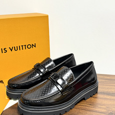 Louis Vuitton 男士乐福鞋,黑色压纹皮革鞋面,暗花 LV monogram 图案,金属马衔扣装饰,黑色锯 Louis Vuitton 男士乐福鞋,黑色压纹皮革鞋面,暗花 LV monogram 图案,金属马衔扣装饰,黑色锯