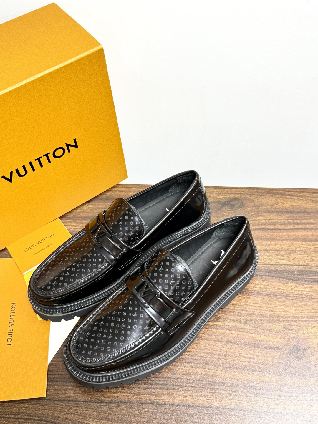 Louis Vuitton 男士乐福鞋,黑色压纹皮革鞋面,暗花 LV monogram 图案,金属马衔扣装饰,黑色锯 Louis Vuitton 男士乐福鞋,黑色压纹皮革鞋面,暗花 LV monogram 图案,金属马衔扣装饰,黑色锯
