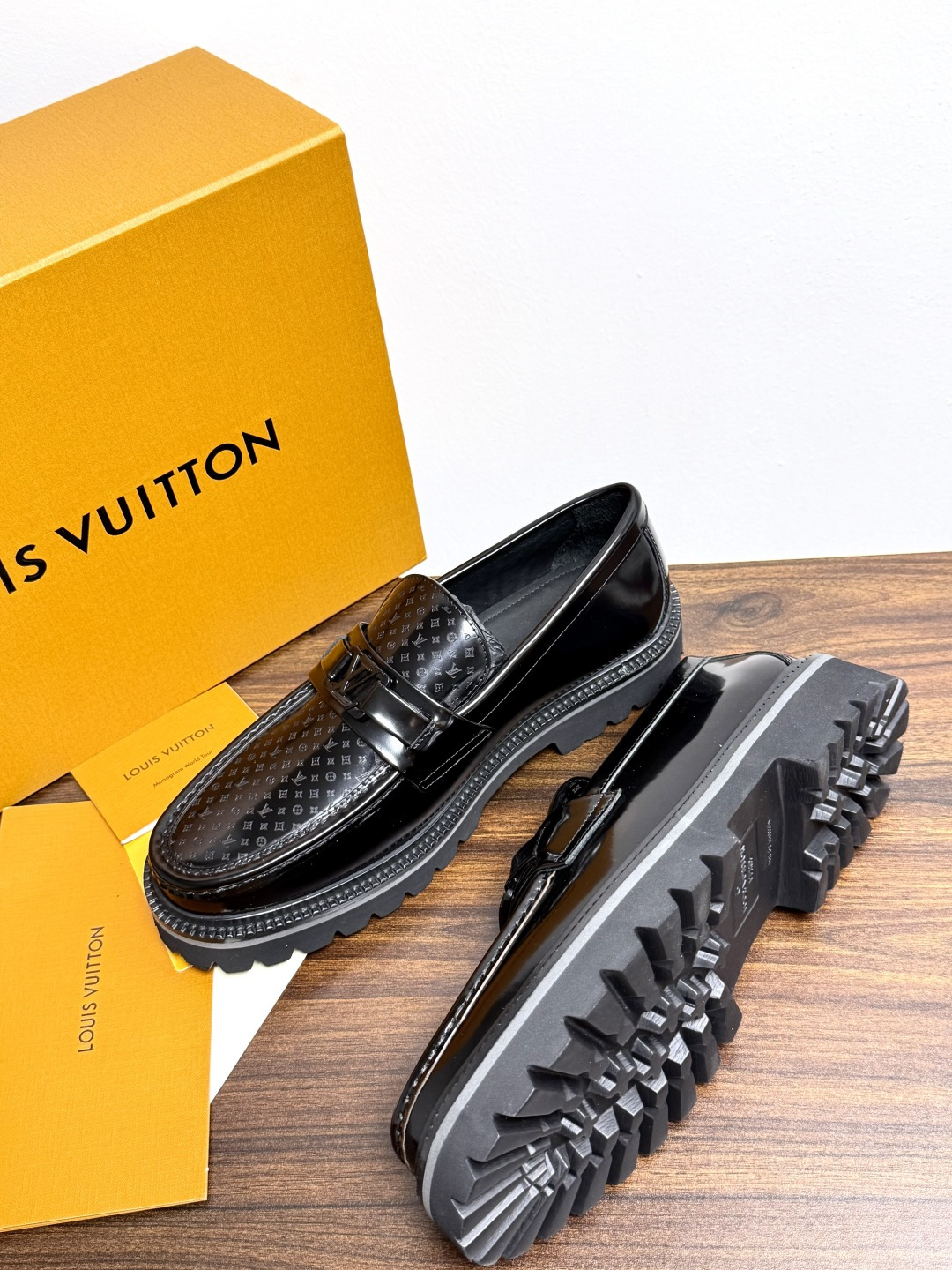 Louis Vuitton 男士乐福鞋,黑色压纹皮革鞋面,暗花 LV monogram 图案,金属马衔扣装饰,黑色锯 Louis Vuitton 男士乐福鞋,黑色压纹皮革鞋面,暗花 LV monogram 图案,金属马衔扣装饰,黑色锯
