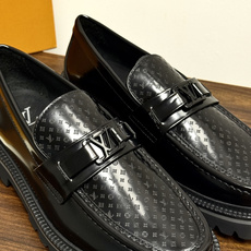 Louis Vuitton 男士乐福鞋,黑色压纹皮革鞋面,暗花 LV monogram 图案,金属马衔扣装饰,黑色锯 Louis Vuitton 男士乐福鞋,黑色压纹皮革鞋面,暗花 LV monogram 图案,金属马衔扣装饰,黑色锯