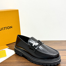 Louis Vuitton 男士乐福鞋,黑色压纹皮革鞋面,暗花 LV monogram 图案,金属马衔扣装饰,黑色锯 Louis Vuitton 男士乐福鞋,黑色压纹皮革鞋面,暗花 LV monogram 图案,金属马衔扣装饰,黑色锯