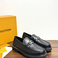 Louis Vuitton 男士乐福鞋,黑色压纹皮革鞋面,暗花 LV monogram 图案,金属马衔扣装饰,黑色锯 Louis Vuitton 男士乐福鞋,黑色压纹皮革鞋面,暗花 LV monogram 图案,金属马衔扣装饰,黑色锯