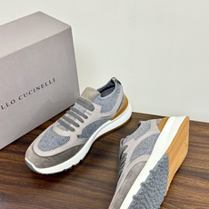 Brunello Cucinelli 男士运动鞋,灰色飞织针织鞋面 + 麂皮拼接,焦糖色后跟装饰片,白色 EVA 厚 Brunello Cucinelli 男士运动鞋,灰色飞织针织鞋面 + 麂皮拼接,焦糖色后跟装饰片,白色 EVA 厚