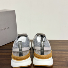Brunello Cucinelli 男士运动鞋,灰色飞织针织鞋面 + 麂皮拼接,焦糖色后跟装饰片,白色 EVA 厚 Brunello Cucinelli 男士运动鞋,灰色飞织针织鞋面 + 麂皮拼接,焦糖色后跟装饰片,白色 EVA 厚
