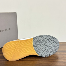 Brunello Cucinelli 男士运动鞋,灰色飞织针织鞋面 + 麂皮拼接,焦糖色后跟装饰片,白色 EVA 厚 Brunello Cucinelli 男士运动鞋,灰色飞织针织鞋面 + 麂皮拼接,焦糖色后跟装饰片,白色 EVA 厚