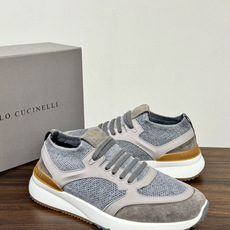 Brunello Cucinelli 男士运动鞋,灰色飞织针织鞋面 + 麂皮拼接,焦糖色后跟装饰片,白色 EVA 厚 Brunello Cucinelli 男士运动鞋,灰色飞织针织鞋面 + 麂皮拼接,焦糖色后跟装饰片,白色 EVA 厚