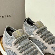 Brunello Cucinelli 男士运动鞋,灰色飞织针织鞋面 + 麂皮拼接,焦糖色后跟装饰片,白色 EVA 厚 Brunello Cucinelli 男士运动鞋,灰色飞织针织鞋面 + 麂皮拼接,焦糖色后跟装饰片,白色 EVA 厚