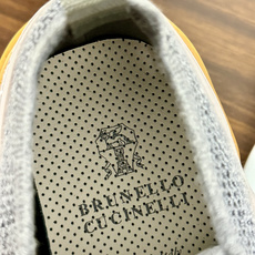 Brunello Cucinelli 男士运动鞋,灰色飞织针织鞋面 + 麂皮拼接,焦糖色后跟装饰片,白色 EVA 厚 Brunello Cucinelli 男士运动鞋,灰色飞织针织鞋面 + 麂皮拼接,焦糖色后跟装饰片,白色 EVA 厚