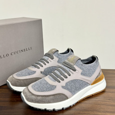 Brunello Cucinelli 男士运动鞋,灰色飞织针织鞋面 + 麂皮拼接,焦糖色后跟装饰片,白色 EVA 厚 Brunello Cucinelli 男士运动鞋,灰色飞织针织鞋面 + 麂皮拼接,焦糖色后跟装饰片,白色 EVA 厚