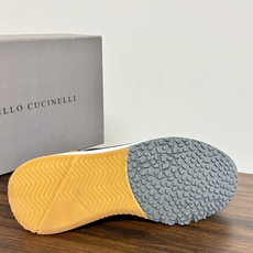 Brunello Cucinelli 男士运动鞋,灰色飞织针织鞋面 + 麂皮拼接,焦糖色后跟装饰片,白色 EVA 厚 Brunello Cucinelli 男士运动鞋,灰色飞织针织鞋面 + 麂皮拼接,焦糖色后跟装饰片,白色 EVA 厚