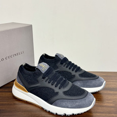 Brunello Cucinelli 男士运动鞋,灰色飞织针织鞋面 + 麂皮拼接,焦糖色后跟装饰片,白色 EVA 厚 Brunello Cucinelli 男士运动鞋,灰色飞织针织鞋面 + 麂皮拼接,焦糖色后跟装饰片,白色 EVA 厚