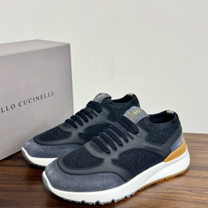 Brunello Cucinelli 男士运动鞋,灰色飞织针织鞋面 + 麂皮拼接,焦糖色后跟装饰片,白色 EVA 厚 Brunello Cucinelli 男士运动鞋,灰色飞织针织鞋面 + 麂皮拼接,焦糖色后跟装饰片,白色 EVA 厚