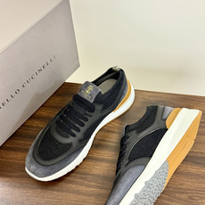 Brunello Cucinelli 男士运动鞋,灰色飞织针织鞋面 + 麂皮拼接,焦糖色后跟装饰片,白色 EVA 厚 Brunello Cucinelli 男士运动鞋,灰色飞织针织鞋面 + 麂皮拼接,焦糖色后跟装饰片,白色 EVA 厚