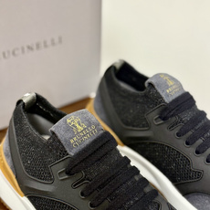 Brunello Cucinelli 男士运动鞋,灰色飞织针织鞋面 + 麂皮拼接,焦糖色后跟装饰片,白色 EVA 厚 Brunello Cucinelli 男士运动鞋,灰色飞织针织鞋面 + 麂皮拼接,焦糖色后跟装饰片,白色 EVA 厚