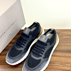 Brunello Cucinelli 男士运动鞋,灰色飞织针织鞋面 + 麂皮拼接,焦糖色后跟装饰片,白色 EVA 厚 Brunello Cucinelli 男士运动鞋,灰色飞织针织鞋面 + 麂皮拼接,焦糖色后跟装饰片,白色 EVA 厚