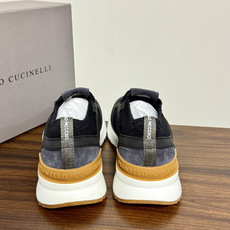 Brunello Cucinelli 男士运动鞋,灰色飞织针织鞋面 + 麂皮拼接,焦糖色后跟装饰片,白色 EVA 厚 Brunello Cucinelli 男士运动鞋,灰色飞织针织鞋面 + 麂皮拼接,焦糖色后跟装饰片,白色 EVA 厚