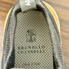 Brunello Cucinelli 男士运动鞋,灰色飞织针织鞋面 + 麂皮拼接,焦糖色后跟装饰片,白色 EVA 厚 Brunello Cucinelli 男士运动鞋,灰色飞织针织鞋面 + 麂皮拼接,焦糖色后跟装饰片,白色 EVA 厚