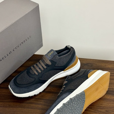 Brunello Cucinelli 男士运动鞋,灰色飞织针织鞋面 + 麂皮拼接,焦糖色后跟装饰片,白色 EVA 厚 Brunello Cucinelli 男士运动鞋,灰色飞织针织鞋面 + 麂皮拼接,焦糖色后跟装饰片,白色 EVA 厚