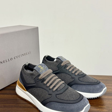Brunello Cucinelli 男士运动鞋,灰色飞织针织鞋面 + 麂皮拼接,焦糖色后跟装饰片,白色 EVA 厚 Brunello Cucinelli 男士运动鞋,灰色飞织针织鞋面 + 麂皮拼接,焦糖色后跟装饰片,白色 EVA 厚