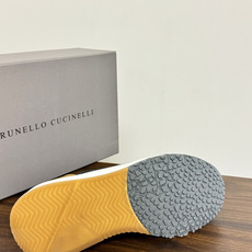 Brunello Cucinelli 男士运动鞋,灰色飞织针织鞋面 + 麂皮拼接,焦糖色后跟装饰片,白色 EVA 厚 Brunello Cucinelli 男士运动鞋,灰色飞织针织鞋面 + 麂皮拼接,焦糖色后跟装饰片,白色 EVA 厚