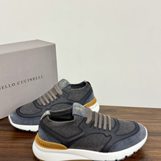 Brunello Cucinelli 男士运动鞋,灰色飞织针织鞋面 + 麂皮拼接,焦糖色后跟装饰片,白色 EVA 厚 Brunello Cucinelli 男士运动鞋,灰色飞织针织鞋面 + 麂皮拼接,焦糖色后跟装饰片,白色 EVA 厚