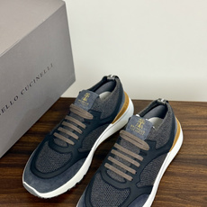 Brunello Cucinelli 男士运动鞋,灰色飞织针织鞋面 + 麂皮拼接,焦糖色后跟装饰片,白色 EVA 厚 Brunello Cucinelli 男士运动鞋,灰色飞织针织鞋面 + 麂皮拼接,焦糖色后跟装饰片,白色 EVA 厚