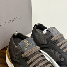 Brunello Cucinelli 男士运动鞋,灰色飞织针织鞋面 + 麂皮拼接,焦糖色后跟装饰片,白色 EVA 厚 Brunello Cucinelli 男士运动鞋,灰色飞织针织鞋面 + 麂皮拼接,焦糖色后跟装饰片,白色 EVA 厚