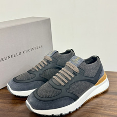 Brunello Cucinelli 男士运动鞋,灰色飞织针织鞋面 + 麂皮拼接,焦糖色后跟装饰片,白色 EVA 厚 Brunello Cucinelli 男士运动鞋,灰色飞织针织鞋面 + 麂皮拼接,焦糖色后跟装饰片,白色 EVA 厚