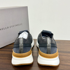 Brunello Cucinelli 男士运动鞋,灰色飞织针织鞋面 + 麂皮拼接,焦糖色后跟装饰片,白色 EVA 厚 Brunello Cucinelli 男士运动鞋,灰色飞织针织鞋面 + 麂皮拼接,焦糖色后跟装饰片,白色 EVA 厚