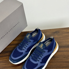 Brunello Cucinelli 男士运动鞋,灰色飞织针织鞋面 + 麂皮拼接,焦糖色后跟装饰片,白色 EVA 厚 Brunello Cucinelli 男士运动鞋,灰色飞织针织鞋面 + 麂皮拼接,焦糖色后跟装饰片,白色 EVA 厚