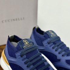 Brunello Cucinelli 男士运动鞋,灰色飞织针织鞋面 + 麂皮拼接,焦糖色后跟装饰片,白色 EVA 厚 Brunello Cucinelli 男士运动鞋,灰色飞织针织鞋面 + 麂皮拼接,焦糖色后跟装饰片,白色 EVA 厚