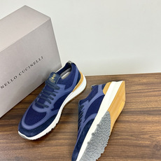 Brunello Cucinelli 男士运动鞋,灰色飞织针织鞋面 + 麂皮拼接,焦糖色后跟装饰片,白色 EVA 厚 Brunello Cucinelli 男士运动鞋,灰色飞织针织鞋面 + 麂皮拼接,焦糖色后跟装饰片,白色 EVA 厚