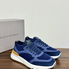 Brunello Cucinelli 男士运动鞋,灰色飞织针织鞋面 + 麂皮拼接,焦糖色后跟装饰片,白色 EVA 厚 Brunello Cucinelli 男士运动鞋,灰色飞织针织鞋面 + 麂皮拼接,焦糖色后跟装饰片,白色 EVA 厚