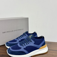 Brunello Cucinelli 男士运动鞋,灰色飞织针织鞋面 + 麂皮拼接,焦糖色后跟装饰片,白色 EVA 厚 Brunello Cucinelli 男士运动鞋,灰色飞织针织鞋面 + 麂皮拼接,焦糖色后跟装饰片,白色 EVA 厚