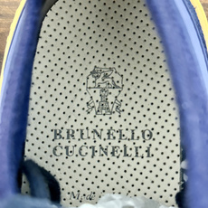 Brunello Cucinelli 男士运动鞋,灰色飞织针织鞋面 + 麂皮拼接,焦糖色后跟装饰片,白色 EVA 厚 Brunello Cucinelli 男士运动鞋,灰色飞织针织鞋面 + 麂皮拼接,焦糖色后跟装饰片,白色 EVA 厚