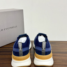 Brunello Cucinelli 男士运动鞋,灰色飞织针织鞋面 + 麂皮拼接,焦糖色后跟装饰片,白色 EVA 厚 Brunello Cucinelli 男士运动鞋,灰色飞织针织鞋面 + 麂皮拼接,焦糖色后跟装饰片,白色 EVA 厚