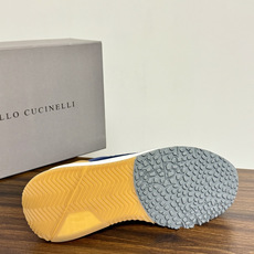 Brunello Cucinelli 男士运动鞋,灰色飞织针织鞋面 + 麂皮拼接,焦糖色后跟装饰片,白色 EVA 厚 Brunello Cucinelli 男士运动鞋,灰色飞织针织鞋面 + 麂皮拼接,焦糖色后跟装饰片,白色 EVA 厚