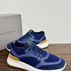 Brunello Cucinelli 男士运动鞋,灰色飞织针织鞋面 + 麂皮拼接,焦糖色后跟装饰片,白色 EVA 厚 Brunello Cucinelli 男士运动鞋,灰色飞织针织鞋面 + 麂皮拼接,焦糖色后跟装饰片,白色 EVA 厚