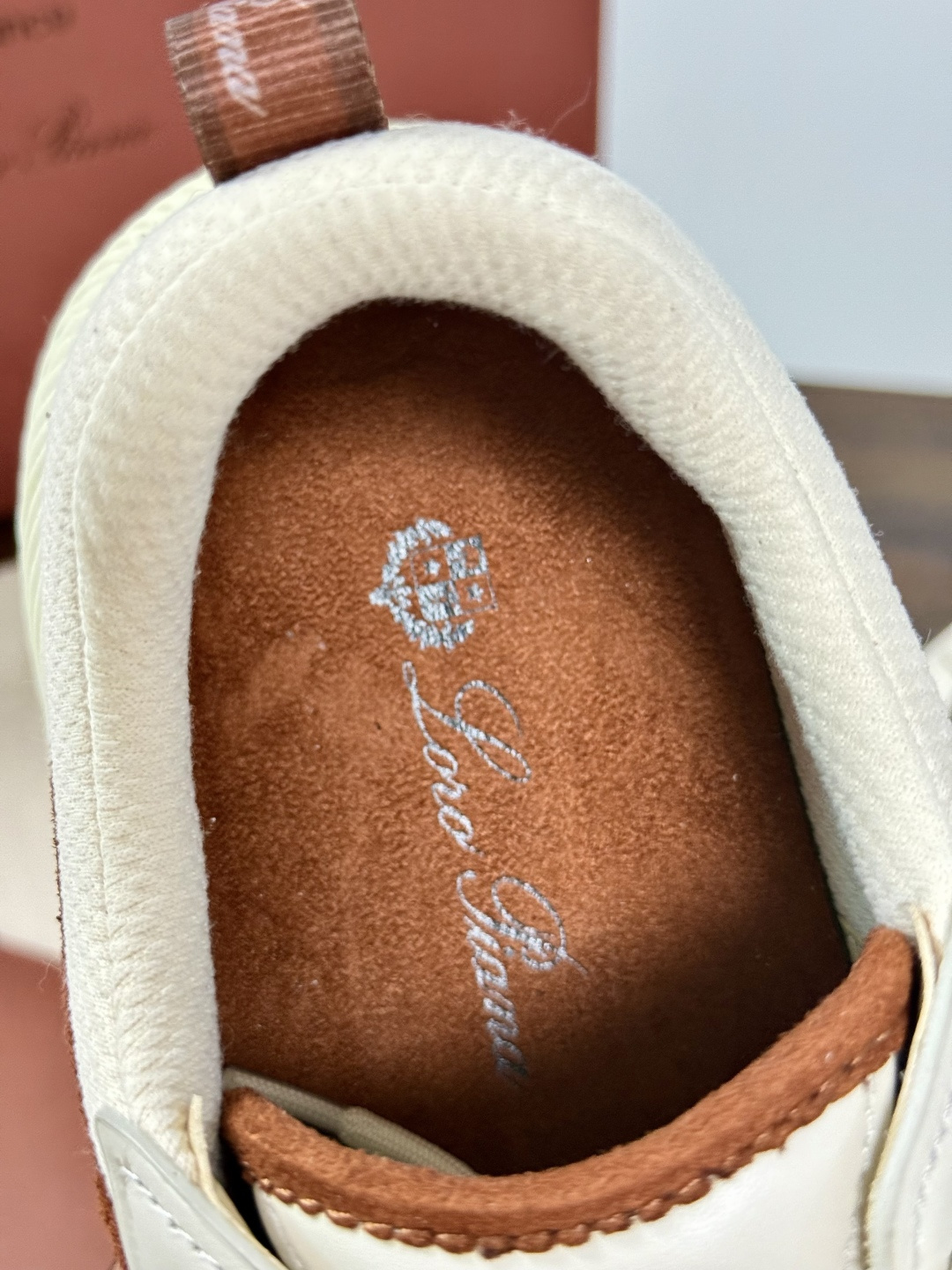 Loro Piana × New Balance 990v6 联名款,经典配色——NB 招牌灰色系打底,鞋面网眼 Loro Piana × New Balance 990v6 联名款,经典配色——NB 招牌灰色系打底,鞋面网眼