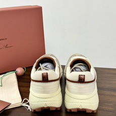 Loro Piana × New Balance 990v6 联名款,经典配色——NB 招牌灰色系打底,鞋面网眼 Loro Piana × New Balance 990v6 联名款,经典配色——NB 招牌灰色系打底,鞋面网眼
