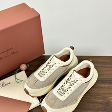 Loro Piana × New Balance 990v6 联名款,经典配色——NB 招牌灰色系打底,鞋面网眼 Loro Piana × New Balance 990v6 联名款,经典配色——NB 招牌灰色系打底,鞋面网眼